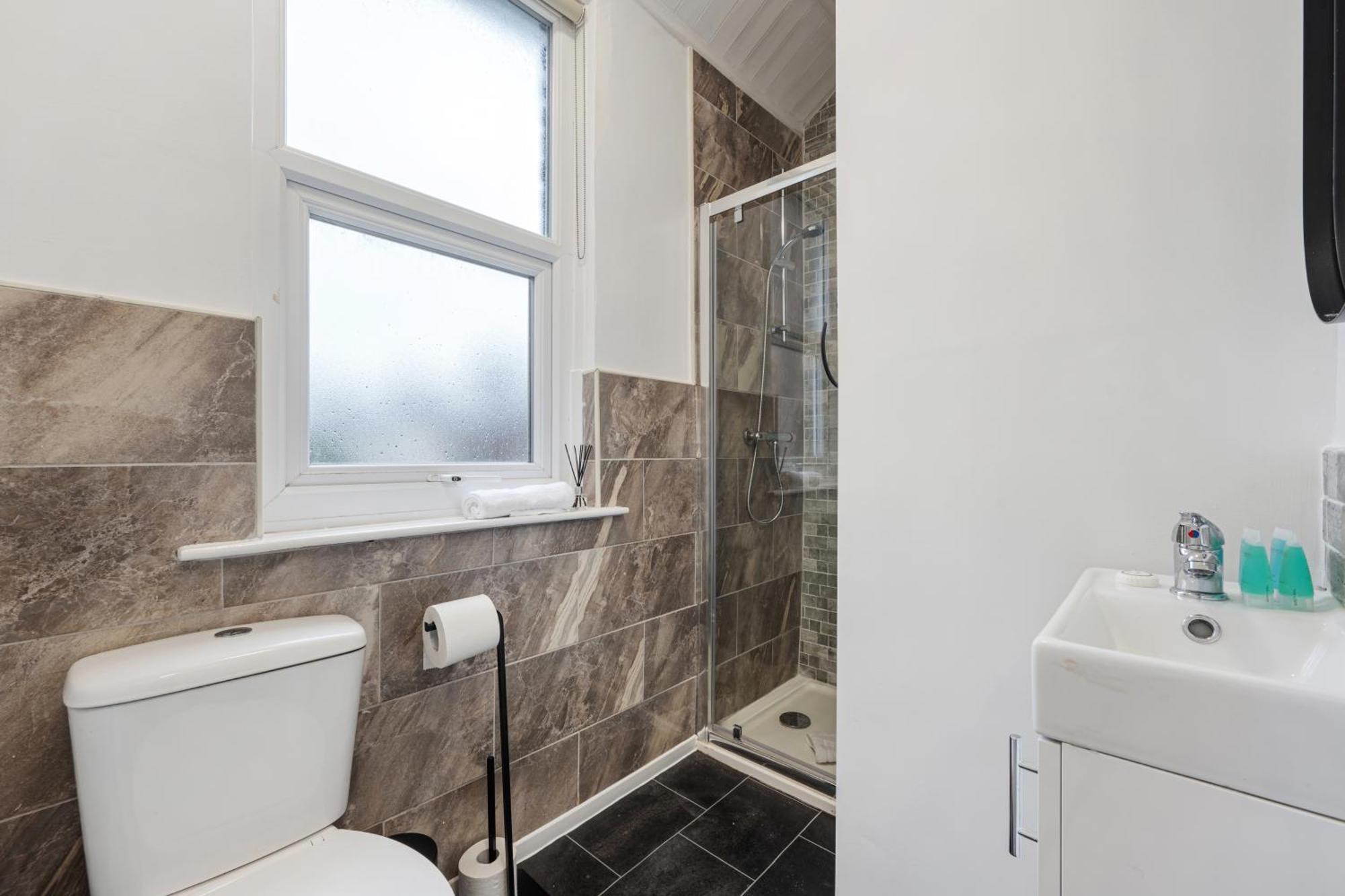 Anfield Cosy Stays - Air Host & Stay - Sleeps 14 Ливерпуль Экстерьер фото