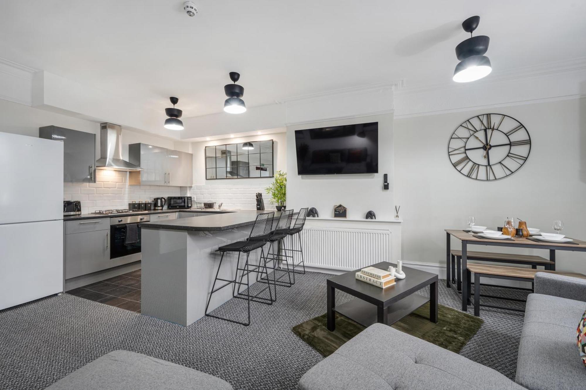 Anfield Cosy Stays - Air Host & Stay - Sleeps 14 Ливерпуль Экстерьер фото