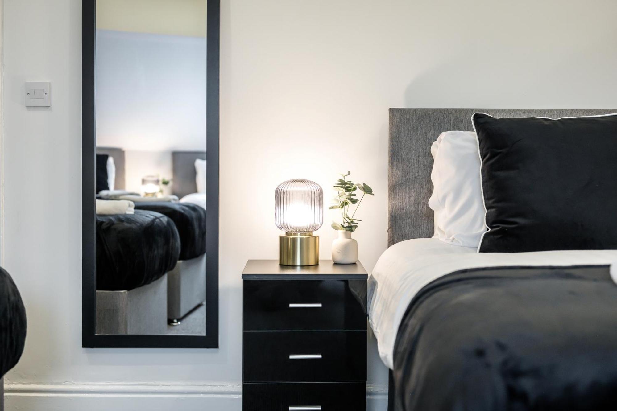 Anfield Cosy Stays - Air Host & Stay - Sleeps 14 Ливерпуль Экстерьер фото